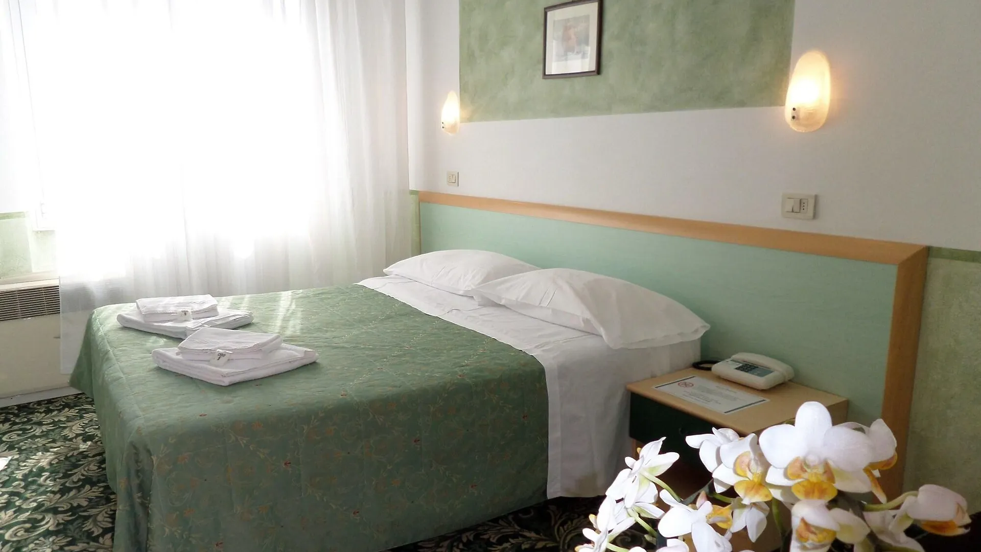 Hotel Astoria Desenzano del Garda 3*,  Italia